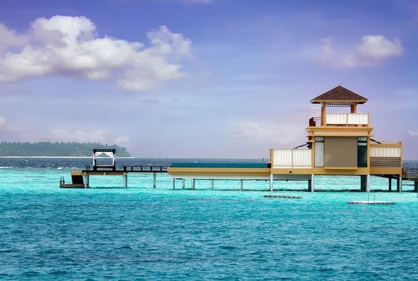 Island in ocean, overwater villa with endless swimming pools. Ma — Stock Photo, Image