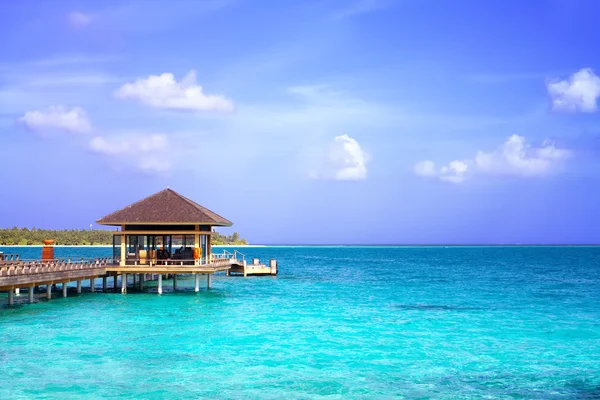 Island in ocean, overwater villa with endless swimming pools. Ma — Stock Photo, Image