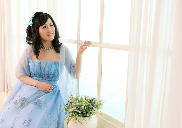 Mooie Chinees meisje permanent opzij venster gelukkig — Stockfoto