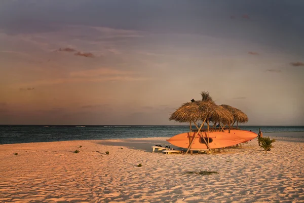 Paisaje foto del barco en la playa a lo largo del océano — Foto de Stock