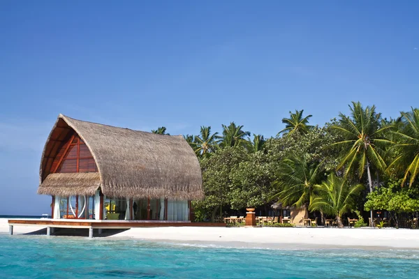 Paisagem foto de casa de praia em Maldive oceano com céu azul — Fotografia de Stock