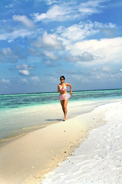 Belle mode asiatique fille jouer de l'eau à Maldive plage près — Photo