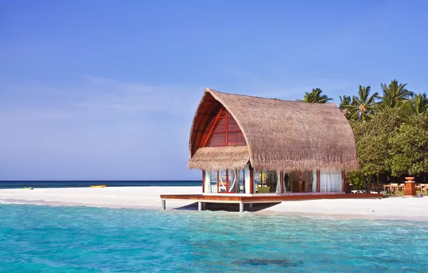 Krajina fotografie dům na pláži v Maledivy oceánu s modrou oblohou — Stock fotografie