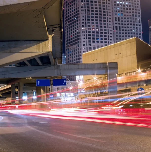 Vista nocturna de la ciudad moderna — Foto de Stock