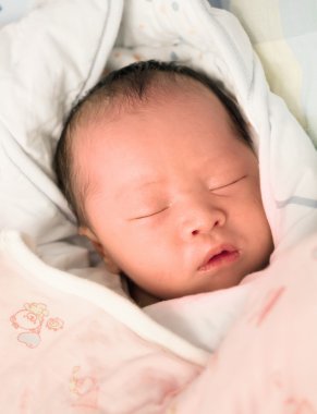 Güzel uyuyan bir bebeğin yakın plan portresi.