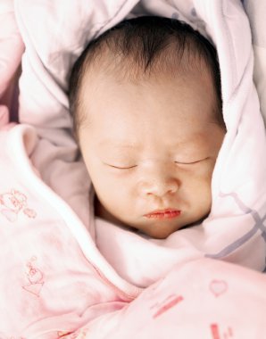Güzel uyuyan bir bebeğin yakın plan portresi.