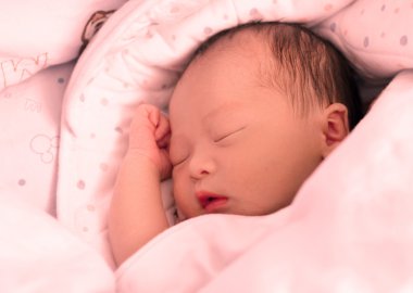 Güzel uyuyan bir bebeğin yakın plan portresi.