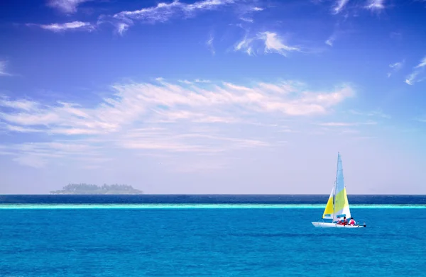 Voilier dans un ciel dégagé le long de la côte des Maldives — Photo