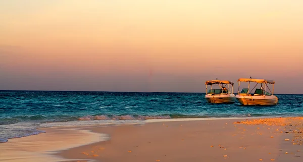 Barca a vela in cielo limpido lungo la costa delle Maldive — Foto Stock