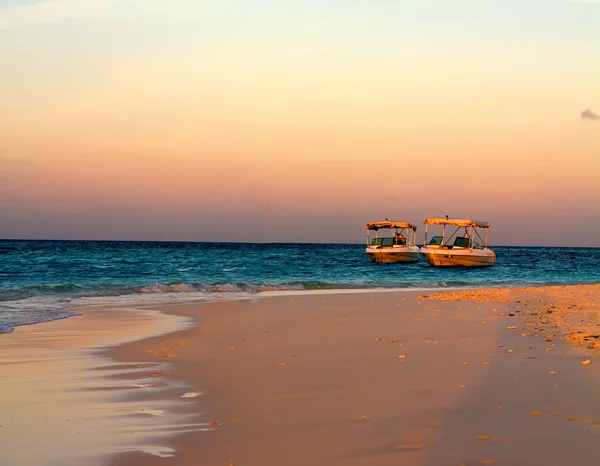 Barca a vela in cielo limpido lungo la costa delle Maldive — Foto Stock