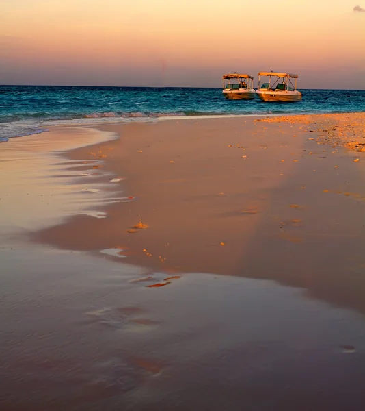 Veleiro no céu limpo ao longo da costa de Maldive — Fotografia de Stock