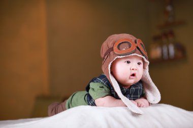 mutlu sevimli 3 - ay yaşlı Asya bebek çocuk yatak colorf ile oynama