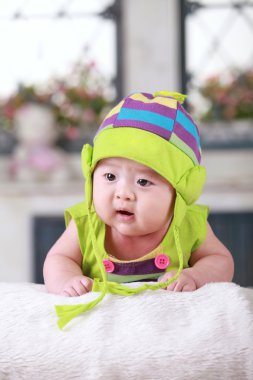 mutlu sevimli 3 - ay yaşlı Asya bebek çocuk yatak colorf ile oynama