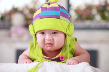 mutlu sevimli 3 - ay yaşlı Asya bebek çocuk yatak colorf ile oynama