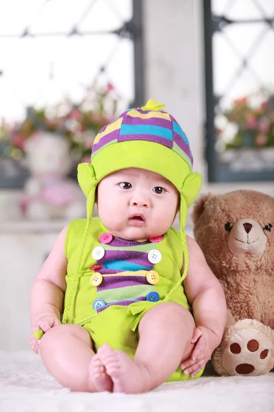 Happy cute 3-month old Asian baby boy playing on bed with colorf — Stock Photo, Image