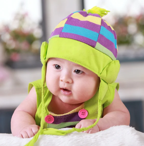 mutlu sevimli 3 - ay yaşlı Asya bebek çocuk yatak colorf ile oynama