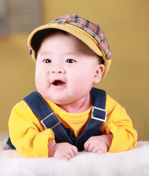 Happy cute 3-month old Asian baby boy playing on bed with colorf — Stock Photo, Image