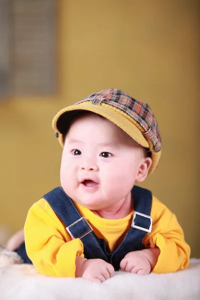 Boldog aranyos 3 - hónapos ázsiai kisfiú játszik a színes téglákat ágy — Stock Fotó