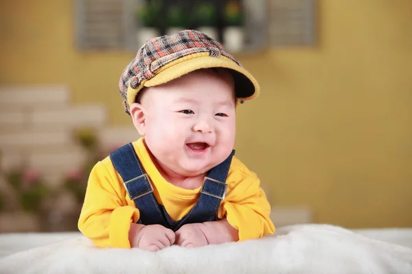 Feliz lindo niño asiático de 3 meses jugando en la cama con colorf — Foto de Stock