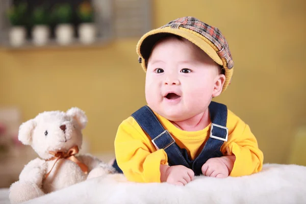 Boldog aranyos 3 - hónapos ázsiai kisfiú játszik a színes téglákat ágy — Stock Fotó