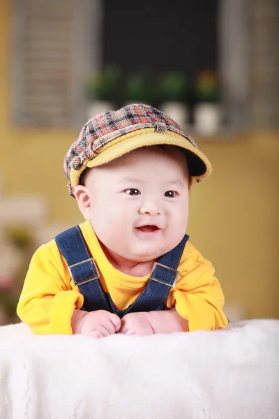 Happy cute 3-month old Asian baby boy playing on bed with colorf — Stock Photo, Image