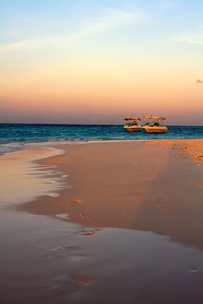 Парусник в ясном небе вдоль Мальдивского побережья — стоковое фото