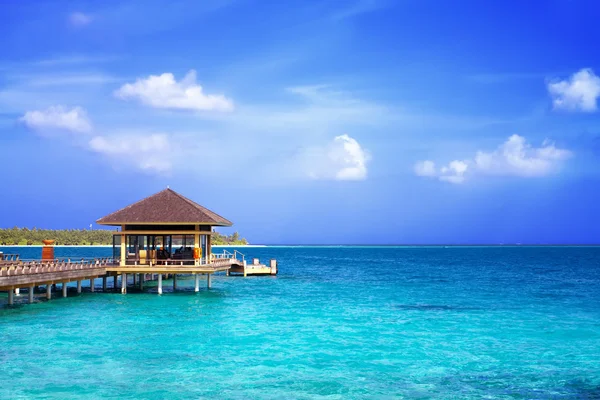 Island in ocean, overwater villa with endless swimming pools. Ma — Stock Photo, Image