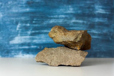 Taşlı reklam ürünleri için şık bir arka plan. Şık görünüş, düzen, kişilik. Banner, metin için bir yer. Reklam ve sunum için arkaplan.