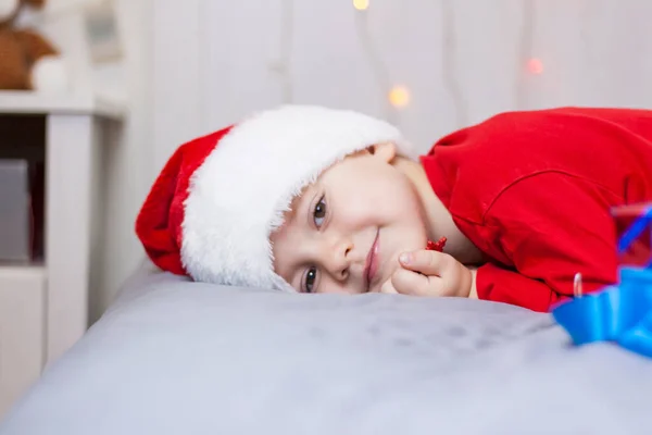 Porträt Eines Süßen Jungen Mit Weihnachtsmannmütze Lustiges Lächelndes Kind Weihnachtskonzert — Stockfoto