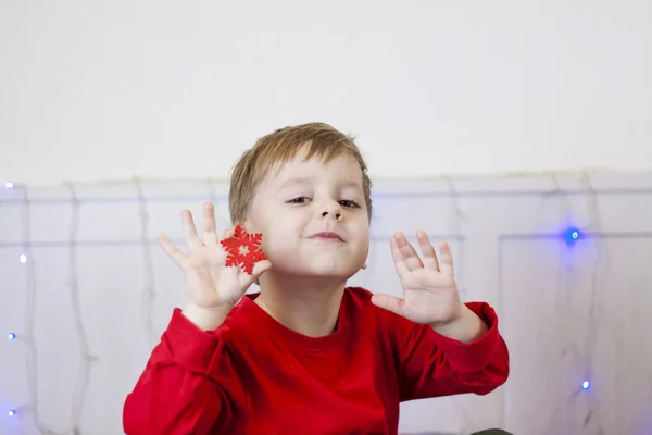 Een Leuke Jongen Zit Het Bed Kijkt Naar Een Tablet — Stockfoto