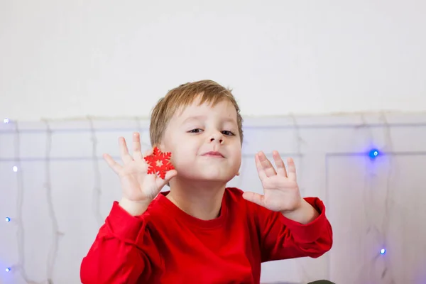 Posteli Sedí Roztomilý Chlapec Dívá Tablet Vtipné Usměvavé Dítě Koncept — Stock fotografie
