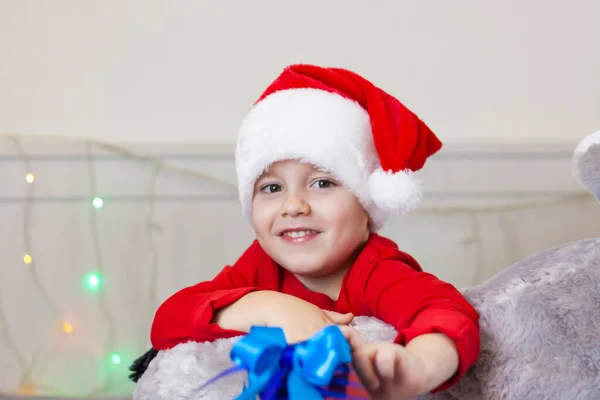 一个戴着圣诞老人帽子的可爱男孩的画像 有趣的微笑的孩子 圣诞音乐会 — 图库照片