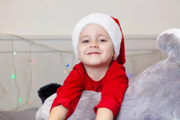 Porträt Eines Süßen Jungen Mit Weihnachtsmannmütze Lustiges Lächelndes Kind Weihnachtskonzert — Stockfoto