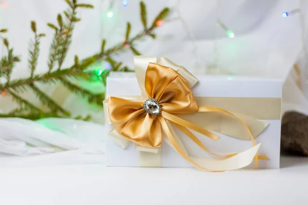 크리스마스 선물은 아름다운 장식되어 배경에 나뭇가지로 장식되어 있습니다 선택적 집중입니다 — 스톡 사진