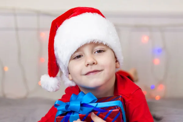Porträt Eines Süßen Jungen Mit Weihnachtsmannmütze Lustiges Lächelndes Kind Geschenke — Stockfoto