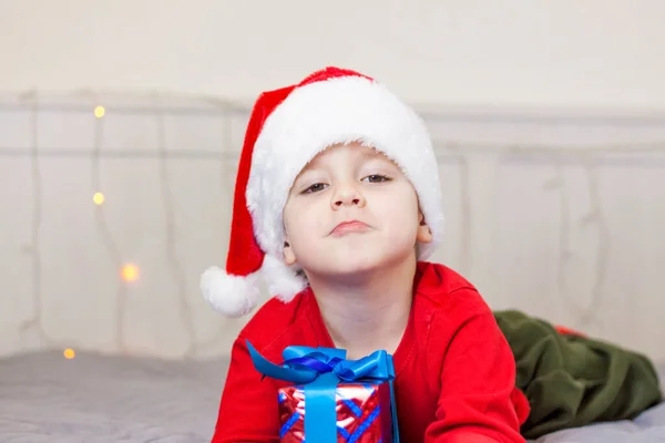 Portrét Roztomilého Chlapce Klobouku Santa Clause Vtipné Usměvavé Dítě Dárky — Stock fotografie
