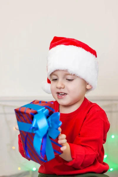 Porträt Eines Süßen Jungen Mit Weihnachtsmannmütze Lustiges Lächelndes Kind Geschenke — Stockfoto