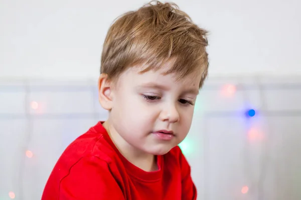 Porträt Eines Kindes Roter Jacke Einem Hellen Raum Emotionales Kind — Stockfoto