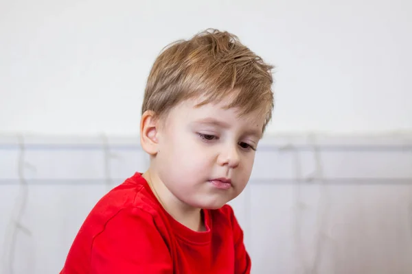 Portré Egy Piros Kabátos Gyerekről Egy Világos Szobában Érzelmes Gyermek — Stock Fotó