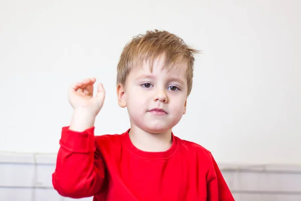 Πορτρέτο Ενός Παιδιού Κόκκινο Μπουφάν Φωτεινό Δωμάτιο Συναισθηματικό Παιδί Χαρά — Φωτογραφία Αρχείου