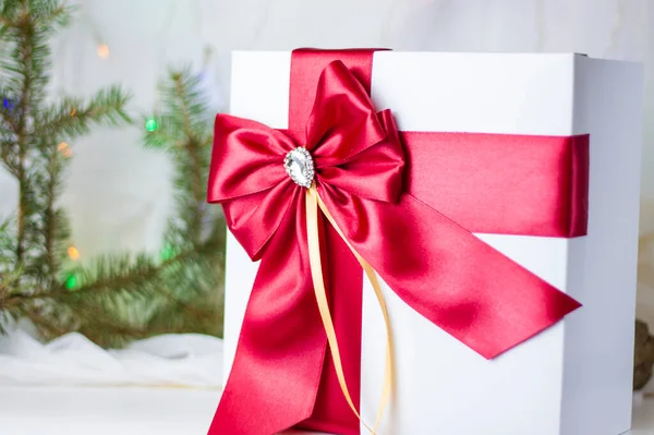 Karácsonyi Ajándék Gyönyörű Masnival Díszítve Könnyű Háttérrel Fenyőággal Ajándékok Öröm — Stock Fotó