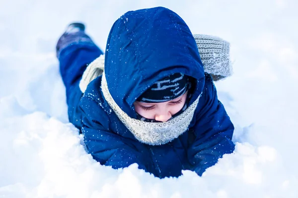 Smiling Happy Child Lies Snowdrift Sunny Winter Day Lot Snow — 图库照片