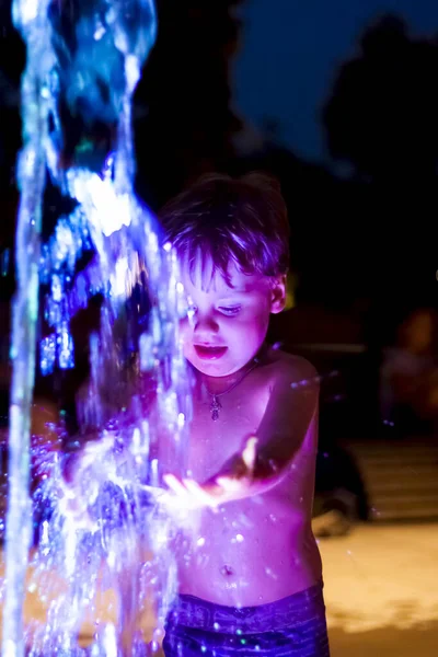 Criança Está Brincando Fonte Parque Ele Está Muito Feliz Divirta — Fotografia de Stock