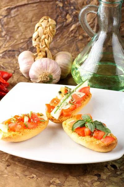 Bruschetta con pomodoro, aglio e olio d'oliva — Foto Stock