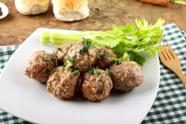 Almôndegas cozidas com legumes — Fotografia de Stock