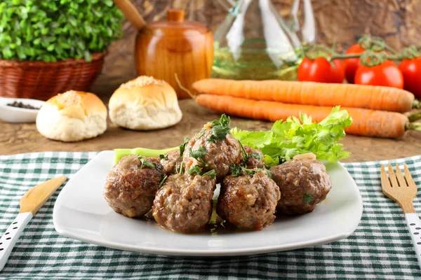 Köttbullar stekta med grönsaker — Stockfoto