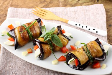 peynir, domates ve fesleğen ile patlıcan böreği