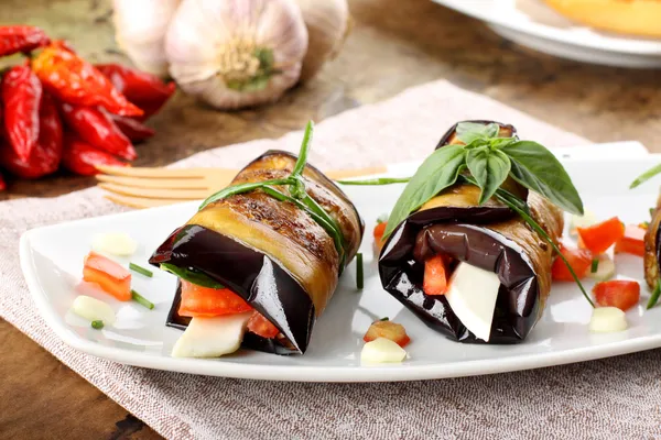 Rollos de berenjena con queso, tomate y albahaca —  Fotos de Stock