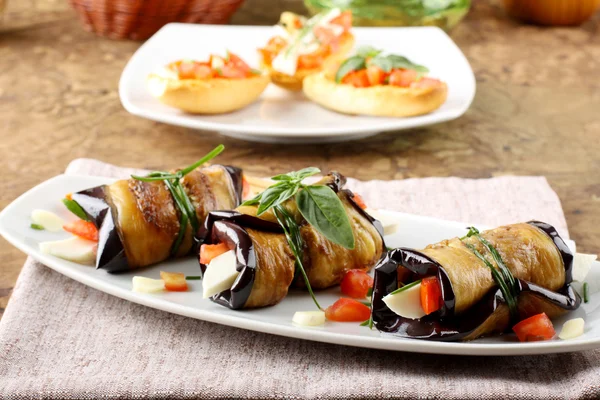 Rollos de berenjena con queso, tomate y albahaca —  Fotos de Stock