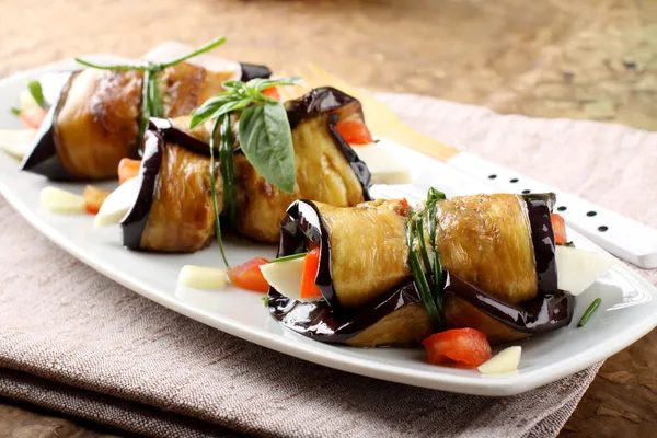 Rollos de berenjena con queso, tomate y albahaca Imágenes de stock libres de derechos